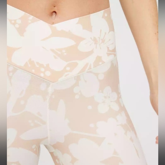 Aerie white and beige floral offline flare leggings - Picture 3 of 8